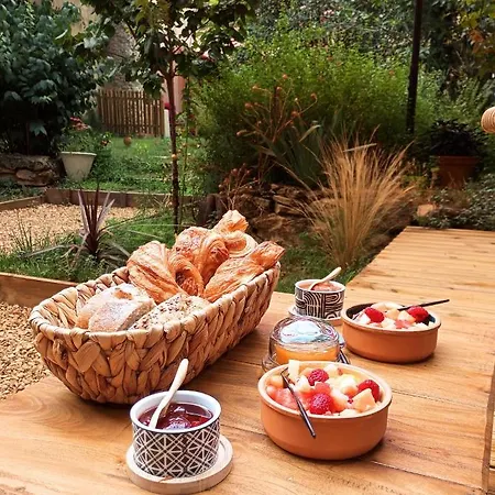 La Bucolique, Et Jardin D'hotes Bed and breakfast Sabran