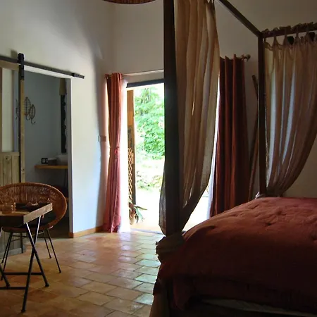 Bed and breakfast La Bucolique, Et Jardin D'hotes Sabran